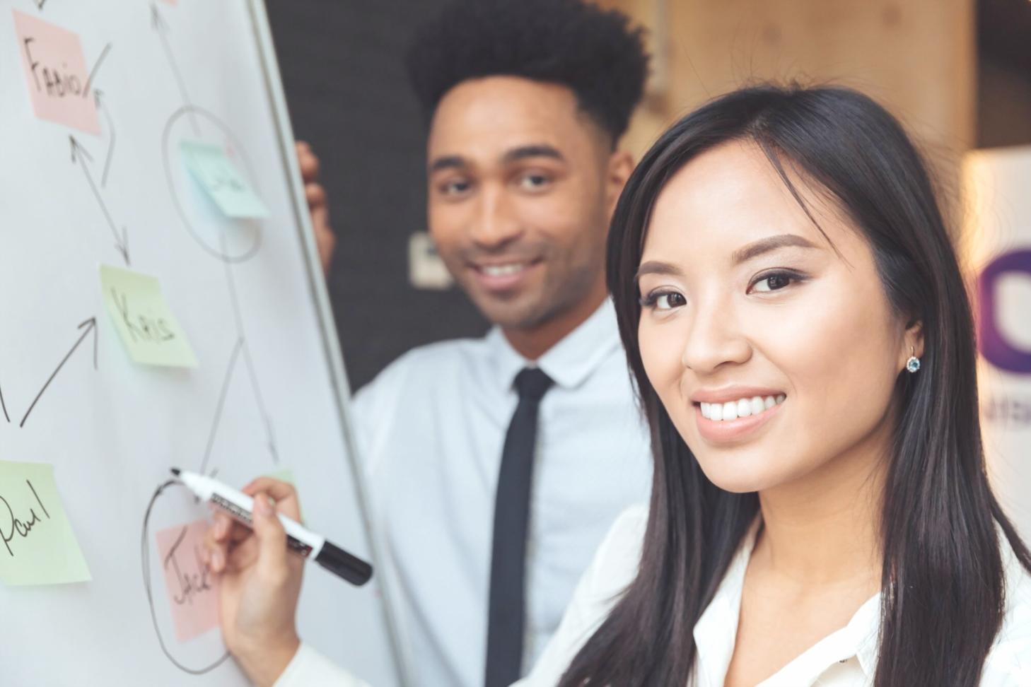 Teilnehmer beim gemeinsamen Lernen und Austausch über Budgetstrategien